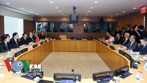 ປະທານາສະພາແຫ່ງຊາດຫງວຽນຊິງຮຸ່ງພົບປະ2ຝ່າຍຢູ່ນອກກອງປະຊຸມສຸດຍອດບັນດານັກສ້າງກົດໝາຍ